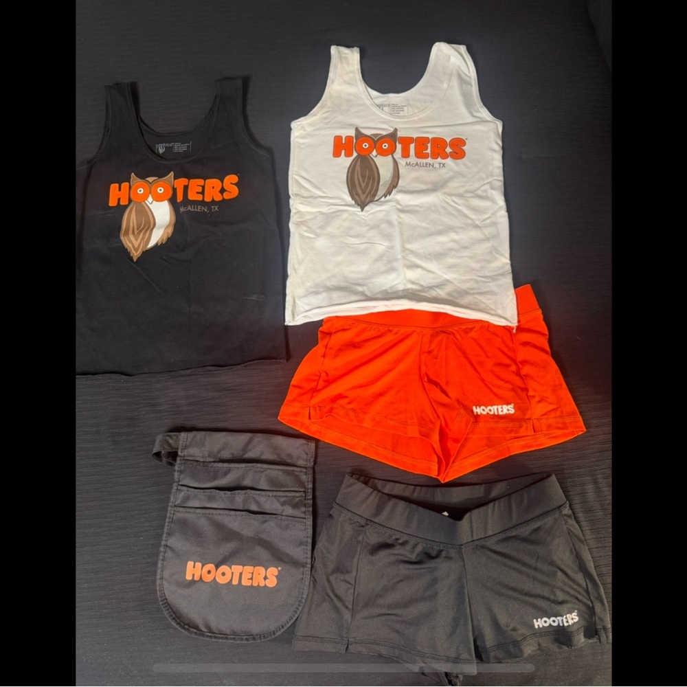 Hooter’s Outfit